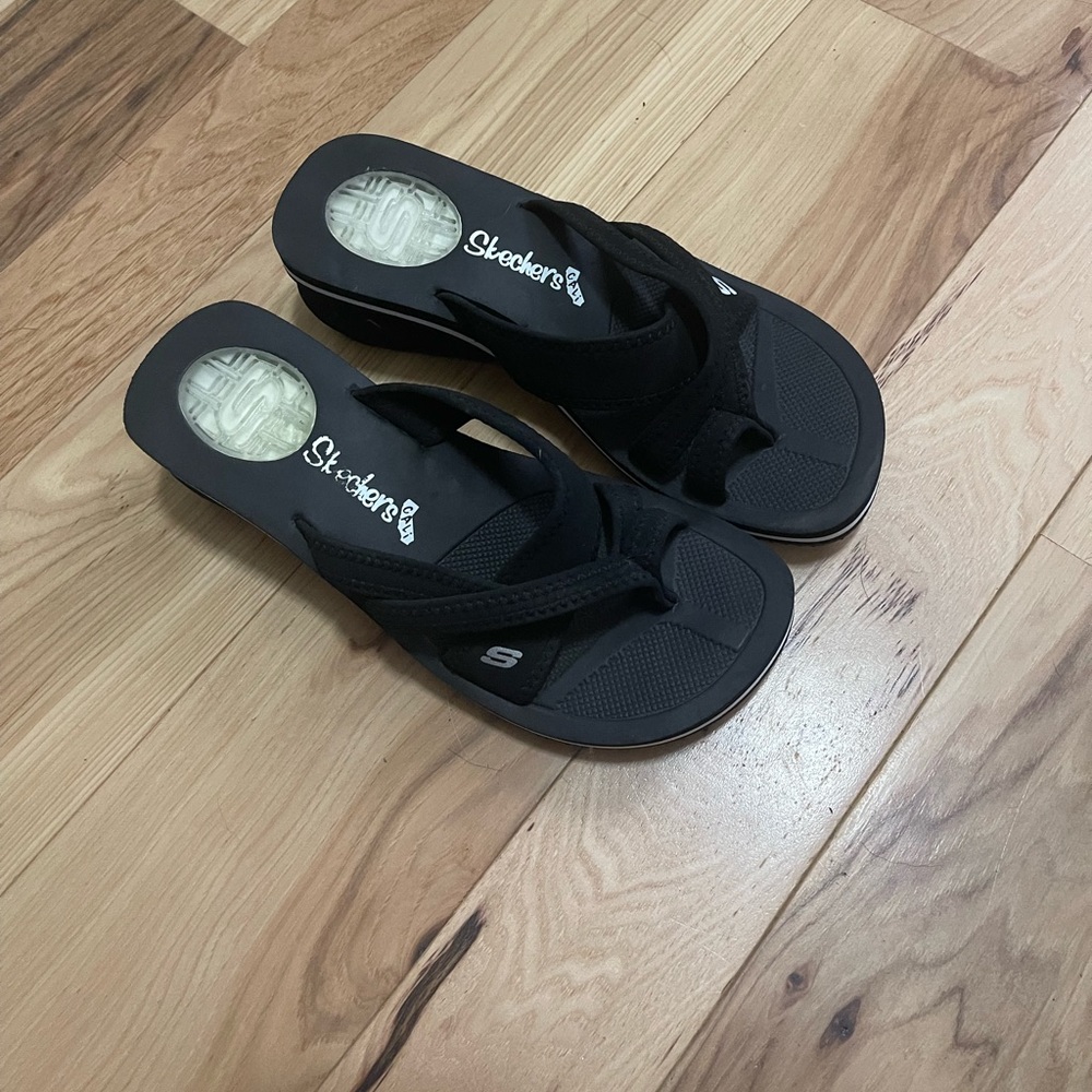 Sketchers wedge flip flops